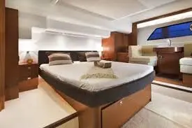 Prestige 550 FLY, flybridge — Sardinia Yacht Hire, Cerdeña. Cubierta de flybridge para días largos en Costa Esmeralda