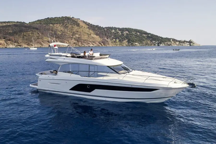 Prestige 590 Fly — Sardinia Yacht Hire, Sardegna. Flybridge aperto, tre cabine, rotta verso La Maddalena