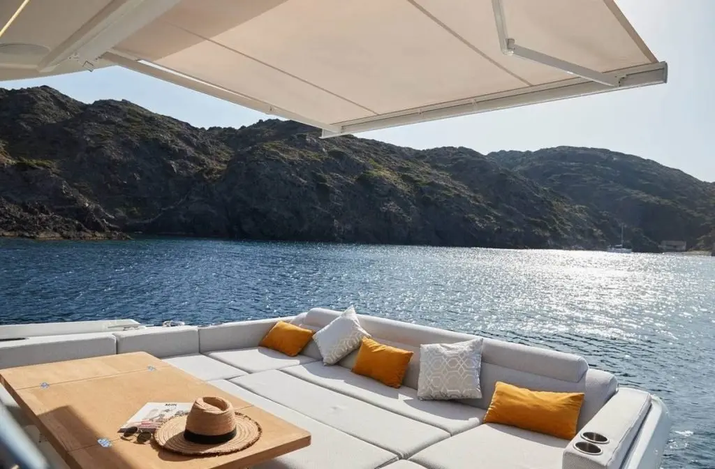 Prestige 590 Fly, esterno — Sardinia Yacht Hire, Sardegna. Flybridge aperto, tre cabine, rotta verso La Maddalena