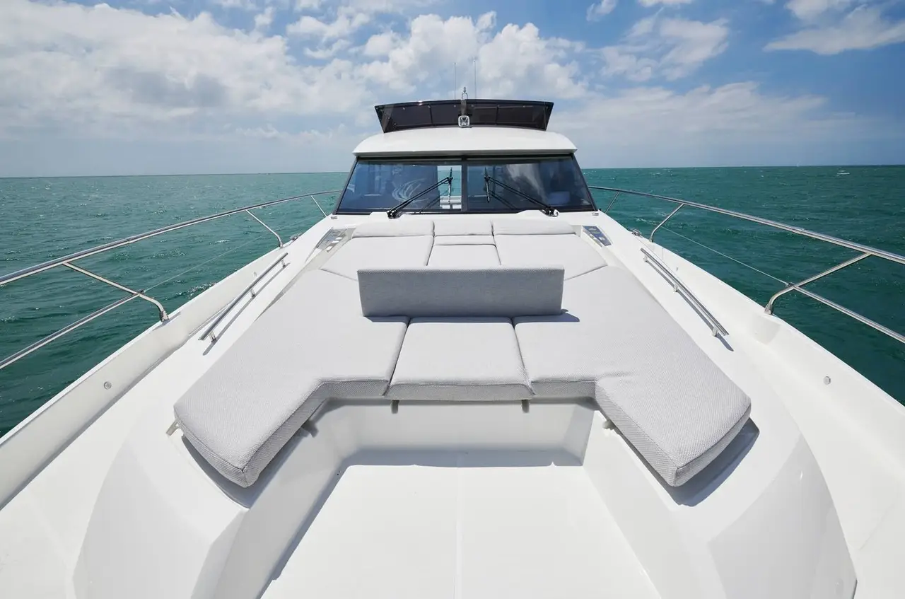 Prestige 590 Fly, ponte principale — Sardinia Yacht Hire, Sardegna. Flybridge aperto, tre cabine, rotta verso La Maddalena