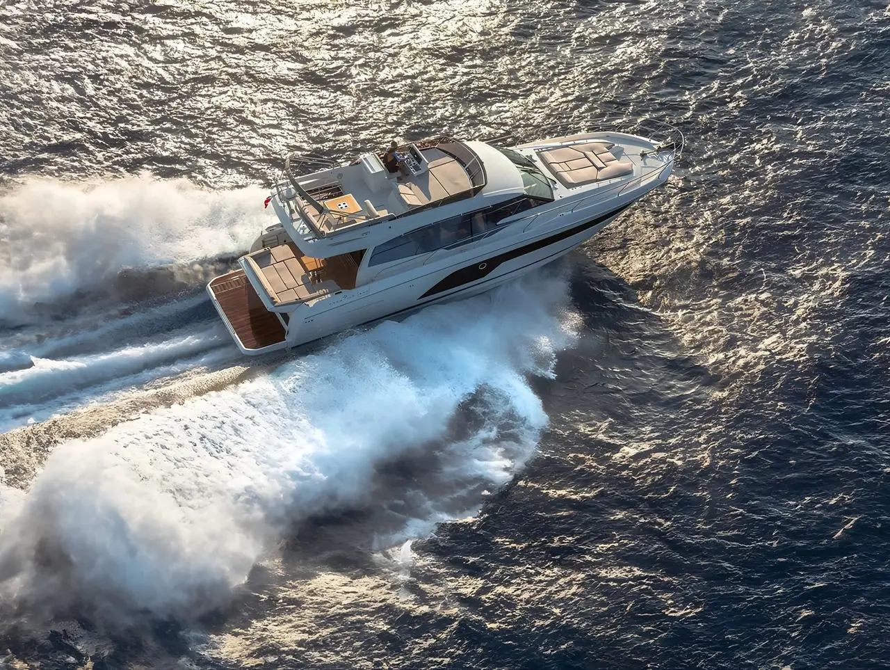 Prestige 590 Fly, ponte di poppa — Sardinia Yacht Hire, Sardegna. Flybridge aperto, tre cabine, rotta verso La Maddalena