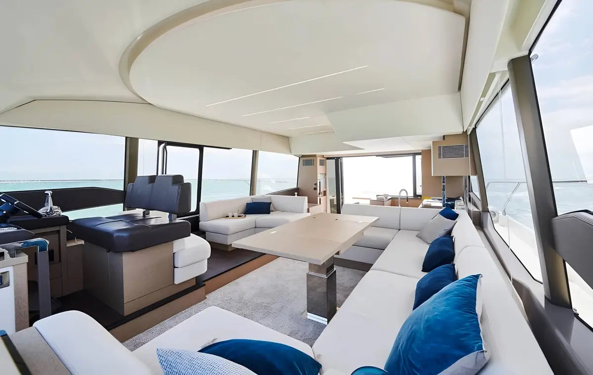 Prestige 590 Fly, salon — Sardinia Yacht Hire, Sardegna. Flybridge aperto, tre cabine, rotta verso La Maddalena