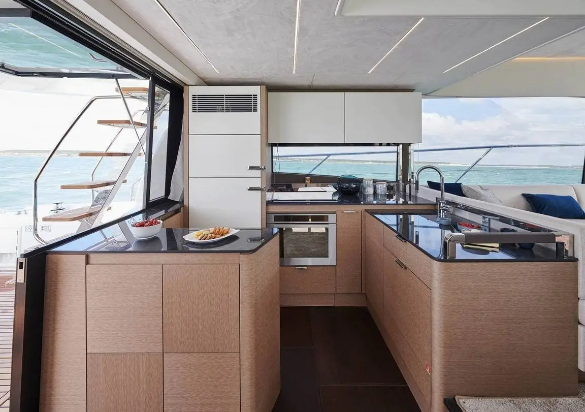 Prestige 590 Fly, cabina principale — Sardinia Yacht Hire, Sardegna. Flybridge aperto, tre cabine, rotta verso La Maddalena
