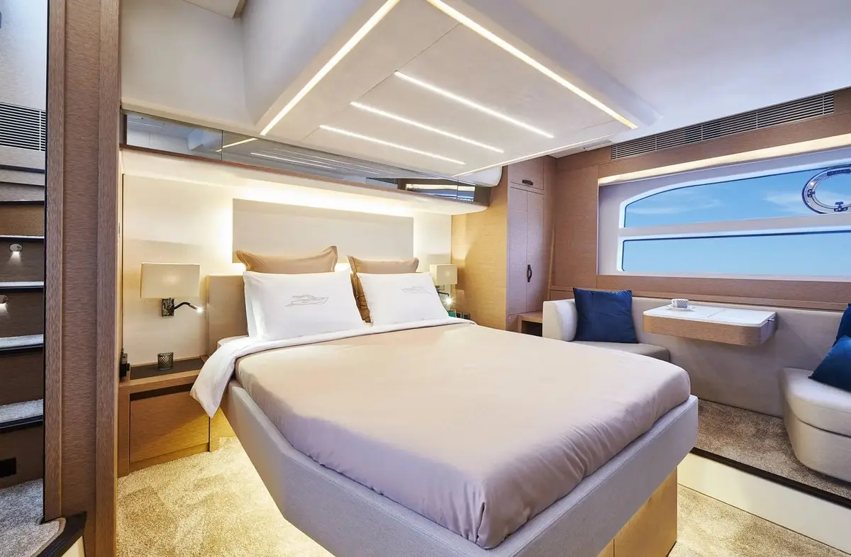 Prestige 590 Fly, flybridge — Sardinia Yacht Hire, Sardegna. Flybridge aperto, tre cabine, rotta verso La Maddalena