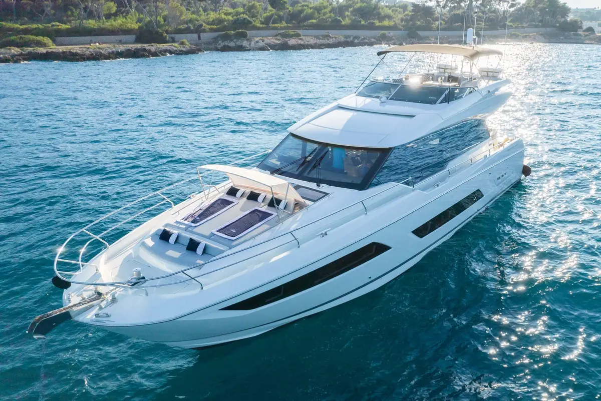 Prestige 680s — Sardinia Yacht Hire, Sardegna. Quattro cabine per esplorare la Maddalena senza fretta