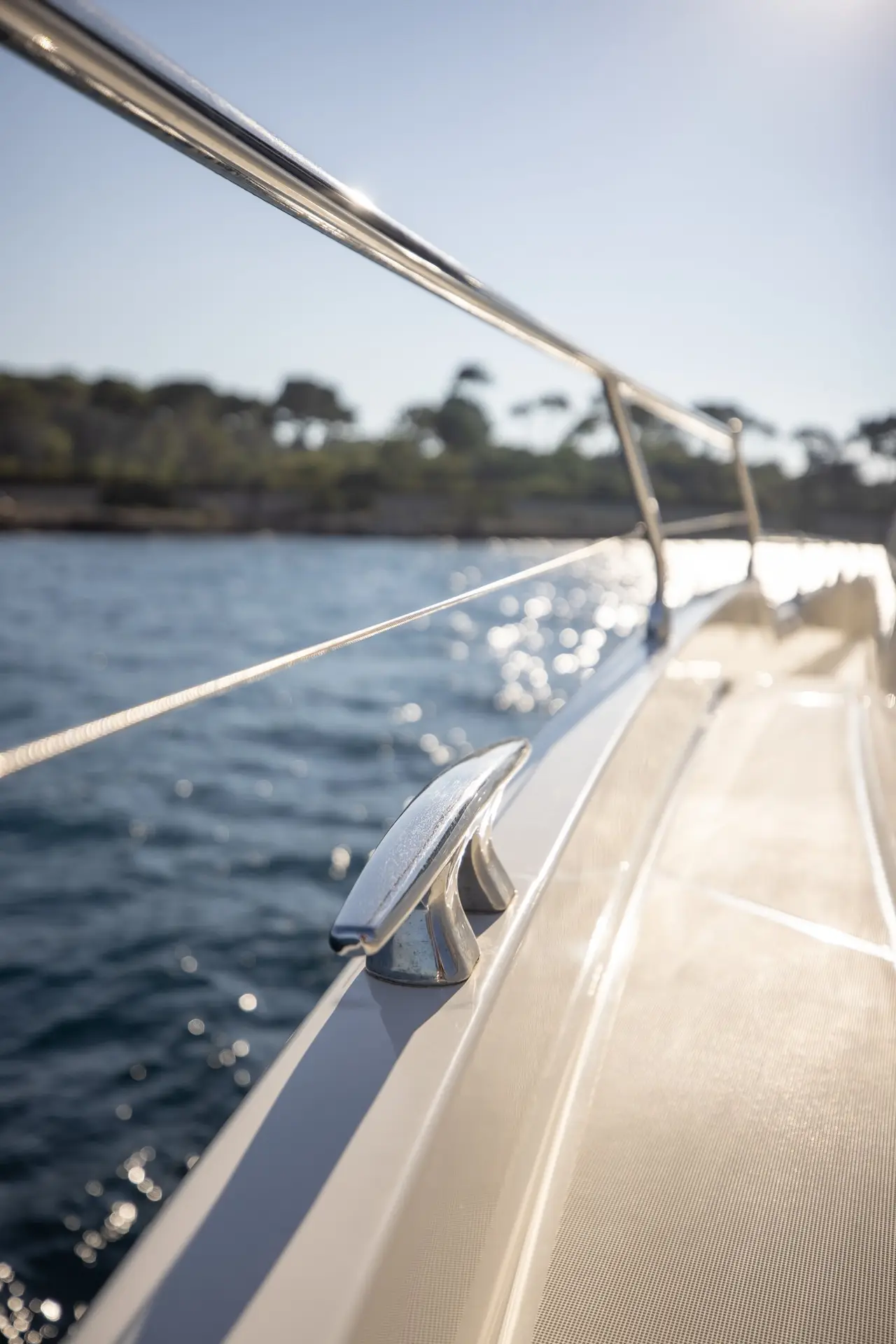 Prestige 680s, ponte principale — Sardinia Yacht Hire, Sardegna. Quattro cabine per esplorare la Maddalena senza fretta