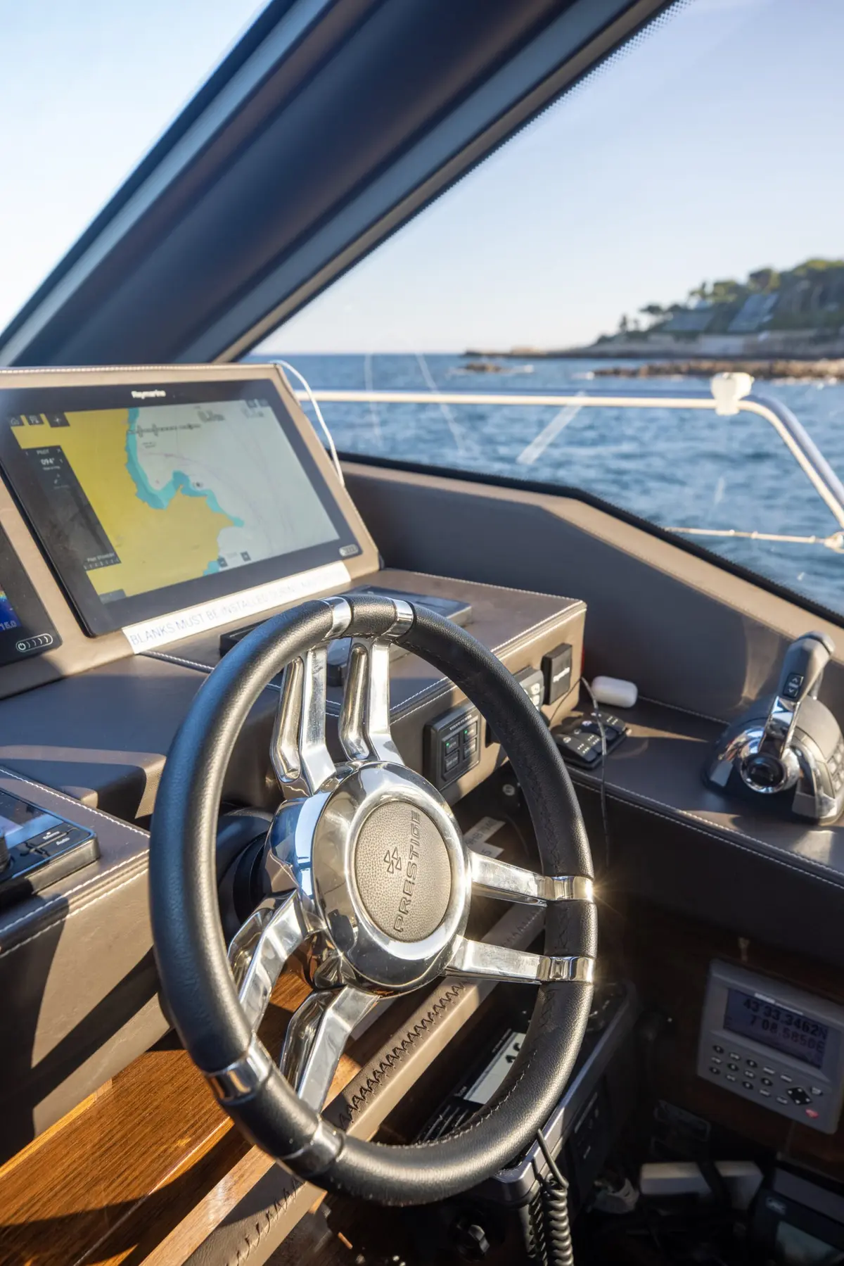 Prestige 680s, cabina principale — Sardinia Yacht Hire, Sardegna. Quattro cabine per esplorare la Maddalena senza fretta