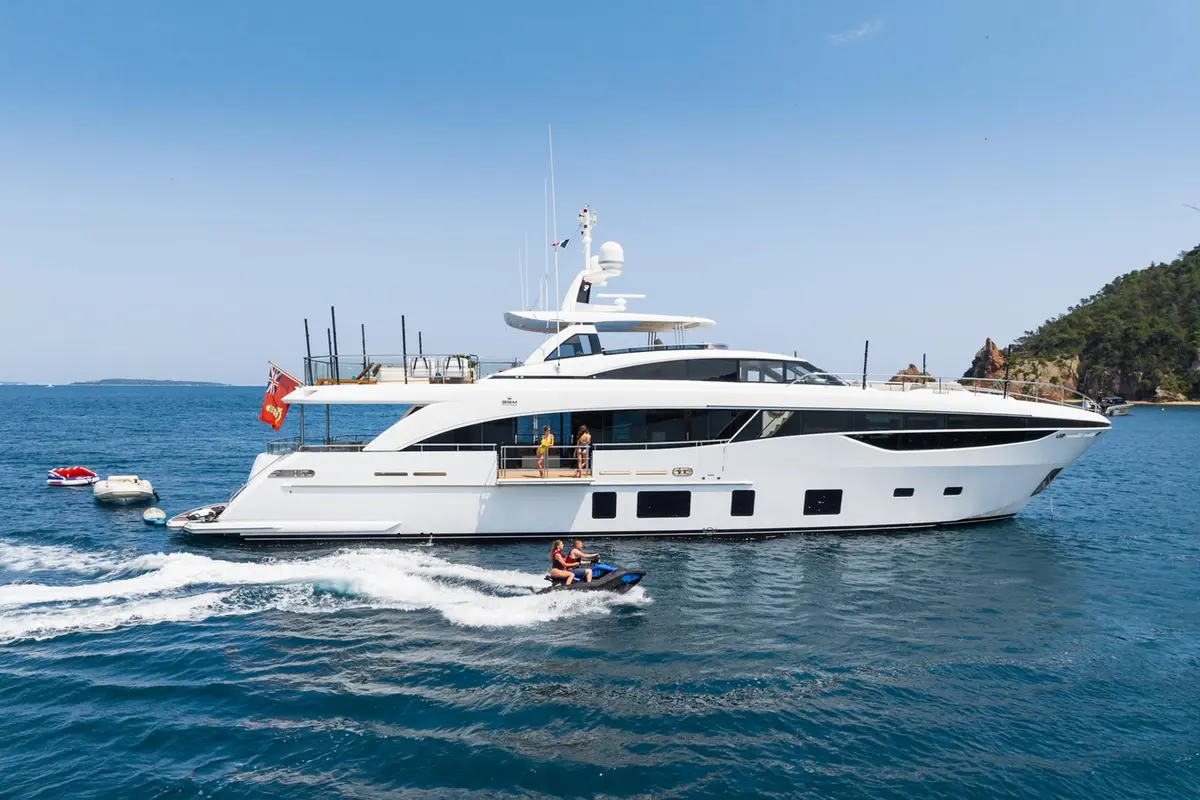 Princess 35M — Sardinia Yacht Hire, Sardinien. Vier Kabinen für mehrtägige Routen an der Costa Smeralda