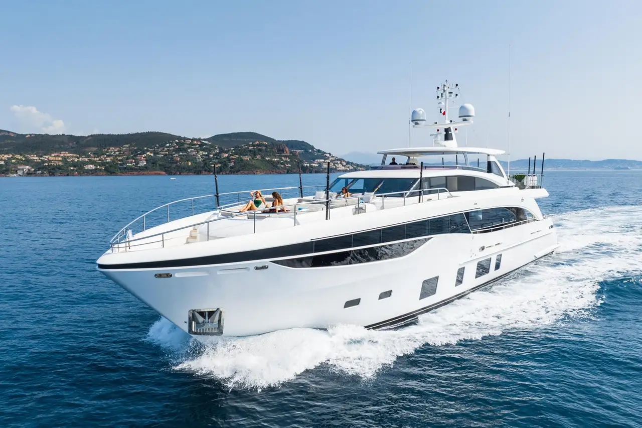 Princess 35M, Außenansicht — Sardinia Yacht Hire, Sardinien. Vier Kabinen für mehrtägige Routen an der Costa Smeralda