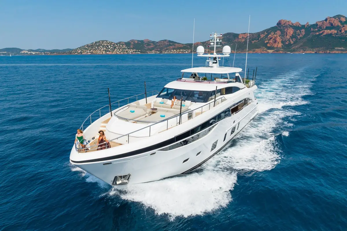 Princess 35M, Hauptdeck — Sardinia Yacht Hire, Sardinien. Vier Kabinen für mehrtägige Routen an der Costa Smeralda