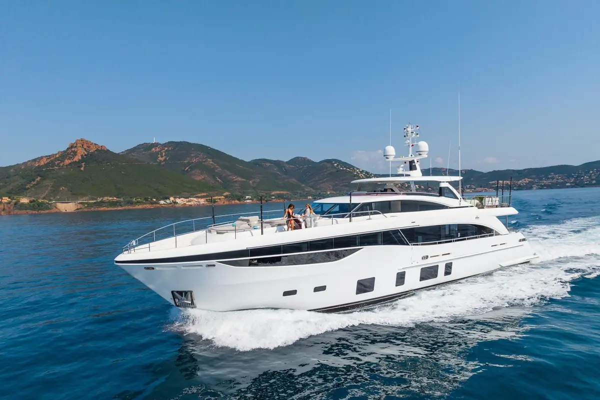 Princess 35M, Achterdeck — Sardinia Yacht Hire, Sardinien. Vier Kabinen für mehrtägige Routen an der Costa Smeralda