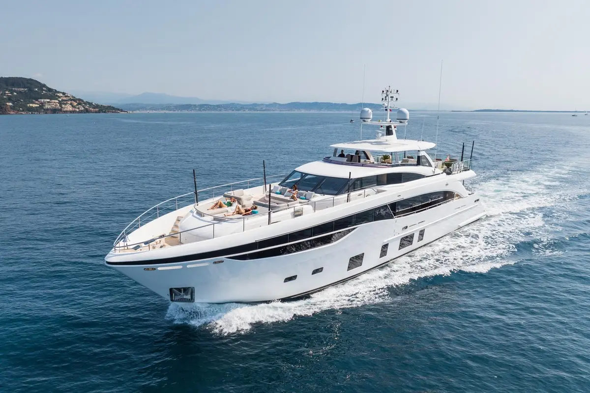 Princess 35M, Salon — Sardinia Yacht Hire, Sardinien. Vier Kabinen für mehrtägige Routen an der Costa Smeralda