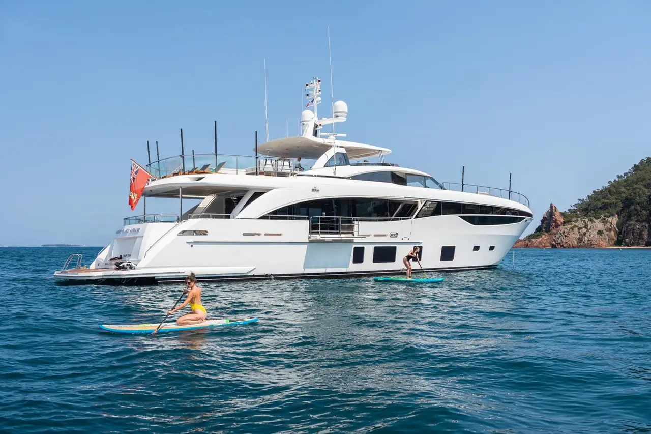 Princess 35M, Hauptkabine — Sardinia Yacht Hire, Sardinien. Vier Kabinen für mehrtägige Routen an der Costa Smeralda