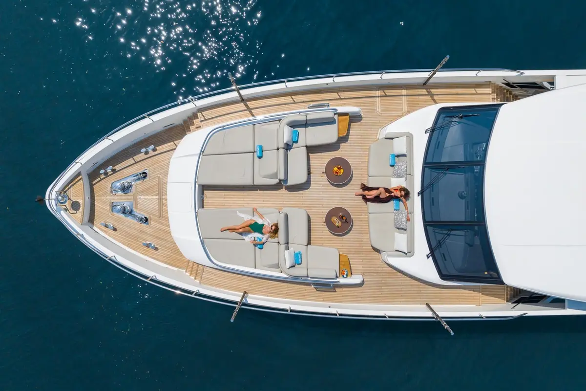 Princess 35M, Flybridge — Sardinia Yacht Hire, Sardinien. Vier Kabinen für mehrtägige Routen an der Costa Smeralda