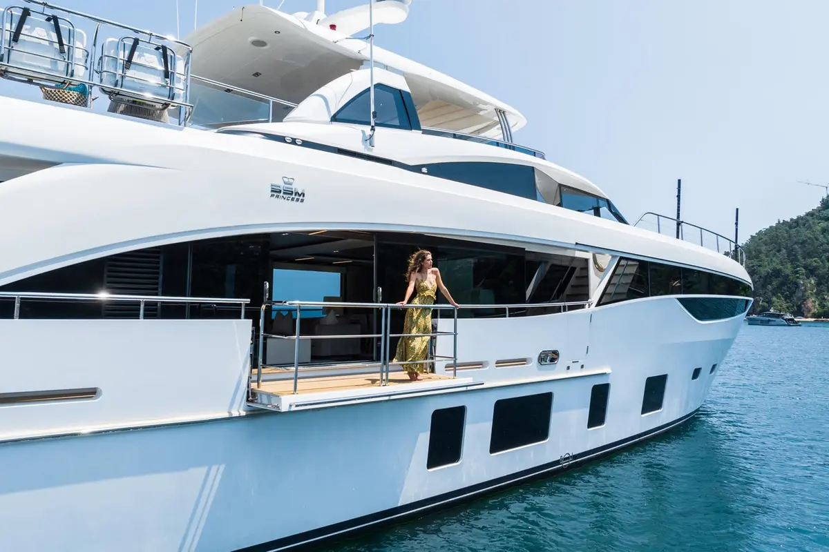 Princess 35M, Außenansicht — Sardinia Yacht Hire, Sardinien. Vier Kabinen für mehrtägige Routen an der Costa Smeralda
