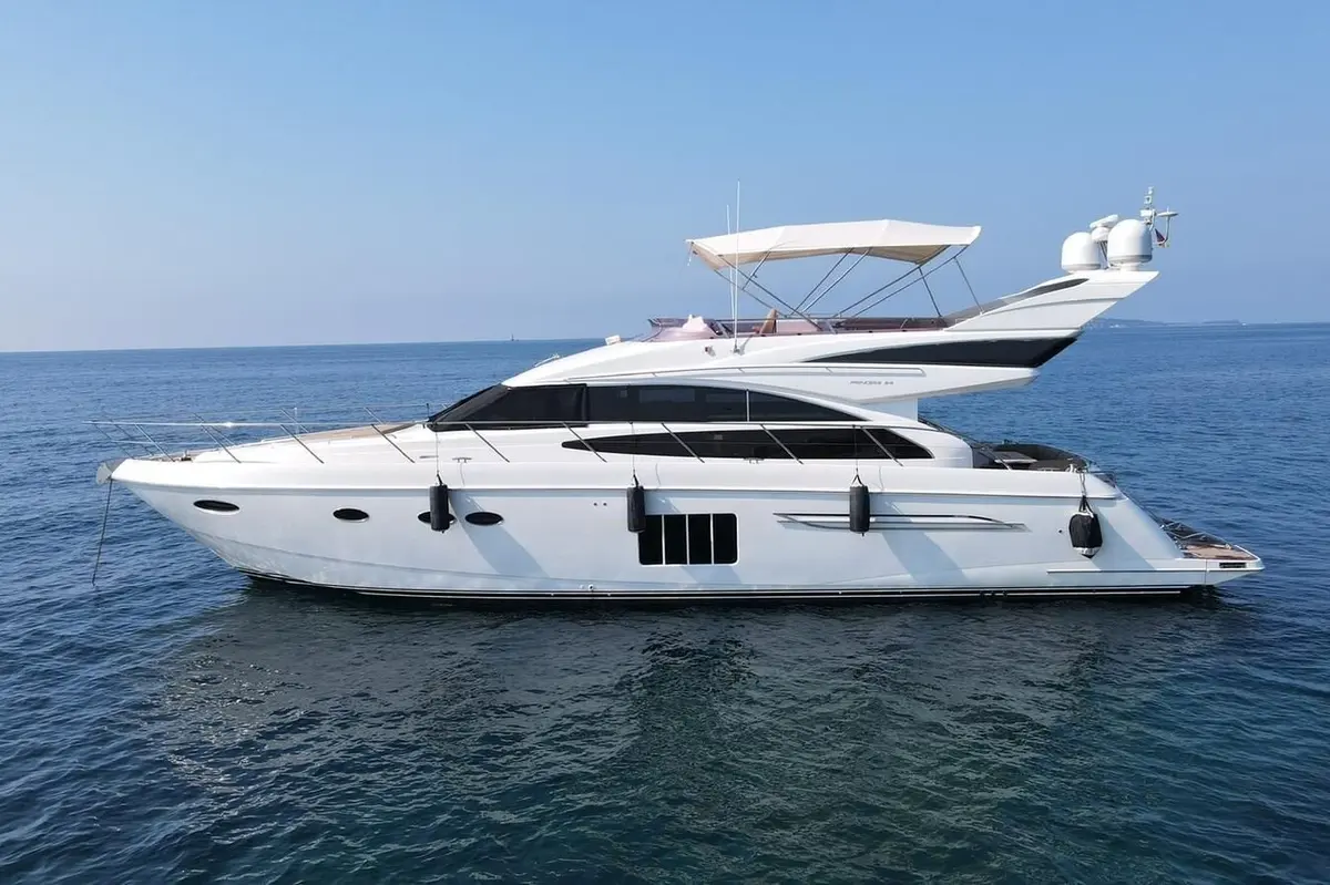 Princess 64 Fly — Sardinia Yacht Hire, Sardegna. Ponte flybridge e quattro cabine per rotte multi-giorno
