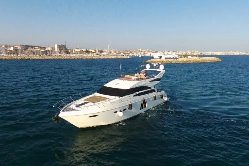 Princess 64 Fly, esterno — Sardinia Yacht Hire, Sardegna. Ponte flybridge e quattro cabine per rotte multi-giorno