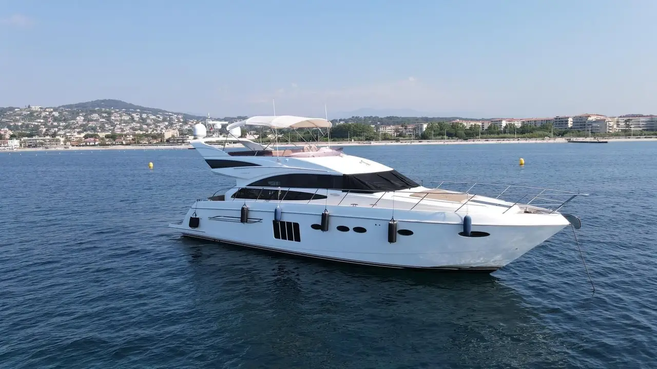 Princess 64 Fly, ponte principale — Sardinia Yacht Hire, Sardegna. Ponte flybridge e quattro cabine per rotte multi-giorno