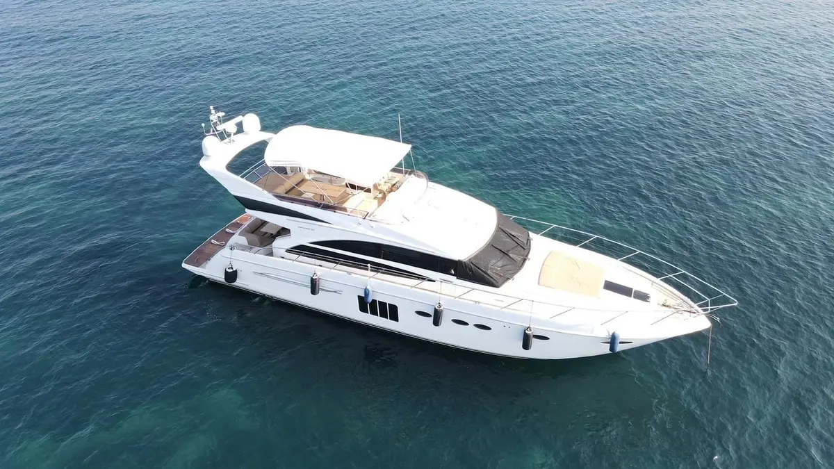 Princess 64 Fly, ponte di poppa — Sardinia Yacht Hire, Sardegna. Ponte flybridge e quattro cabine per rotte multi-giorno