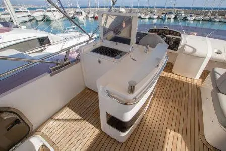 Princess 64 Fly, salon — Sardinia Yacht Hire, Sardegna. Ponte flybridge e quattro cabine per rotte multi-giorno