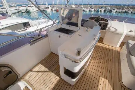 Princess 64 Fly, salon — Sardinia Yacht Hire, Sardegna. Ponte flybridge e quattro cabine per rotte multi-giorno