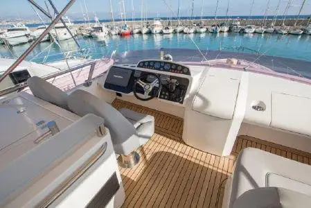 Princess 64 Fly, cabina principale — Sardinia Yacht Hire, Sardegna. Ponte flybridge e quattro cabine per rotte multi-giorno