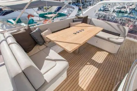 Princess 64 Fly, flybridge — Sardinia Yacht Hire, Sardegna. Ponte flybridge e quattro cabine per rotte multi-giorno