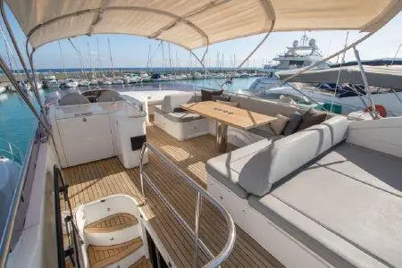 Princess 64 Fly, esterno — Sardinia Yacht Hire, Sardegna. Ponte flybridge e quattro cabine per rotte multi-giorno