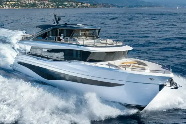Princess Y80 — Sardinia Yacht Hire, Cerdeña