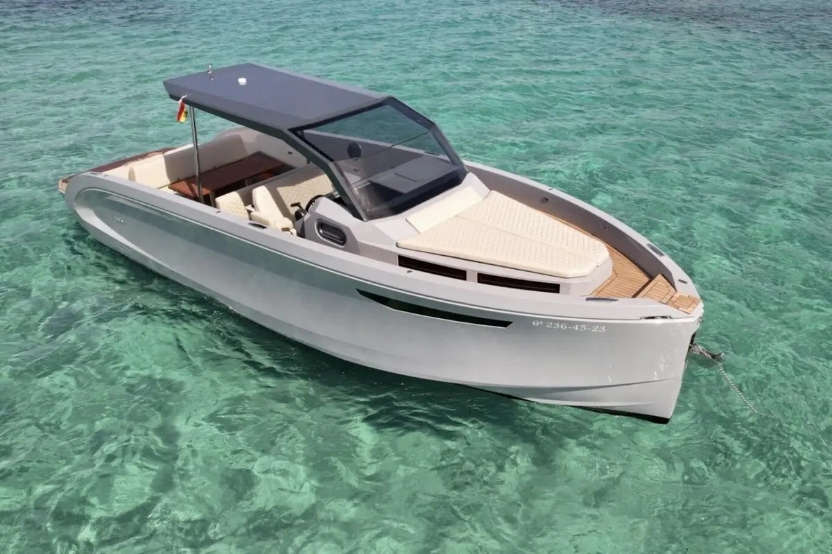 Rand Escape 30 — Sardinia Yacht Hire, Cerdeña. Agilidad y espacio para un día entre calas