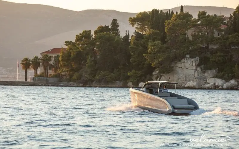 Rand Escape 30, exterior — Sardinia Yacht Hire, Cerdeña. Agilidad y espacio para un día entre calas