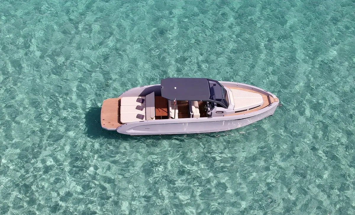 Rand Escape 30, cubierta principal — Sardinia Yacht Hire, Cerdeña. Agilidad y espacio para un día entre calas