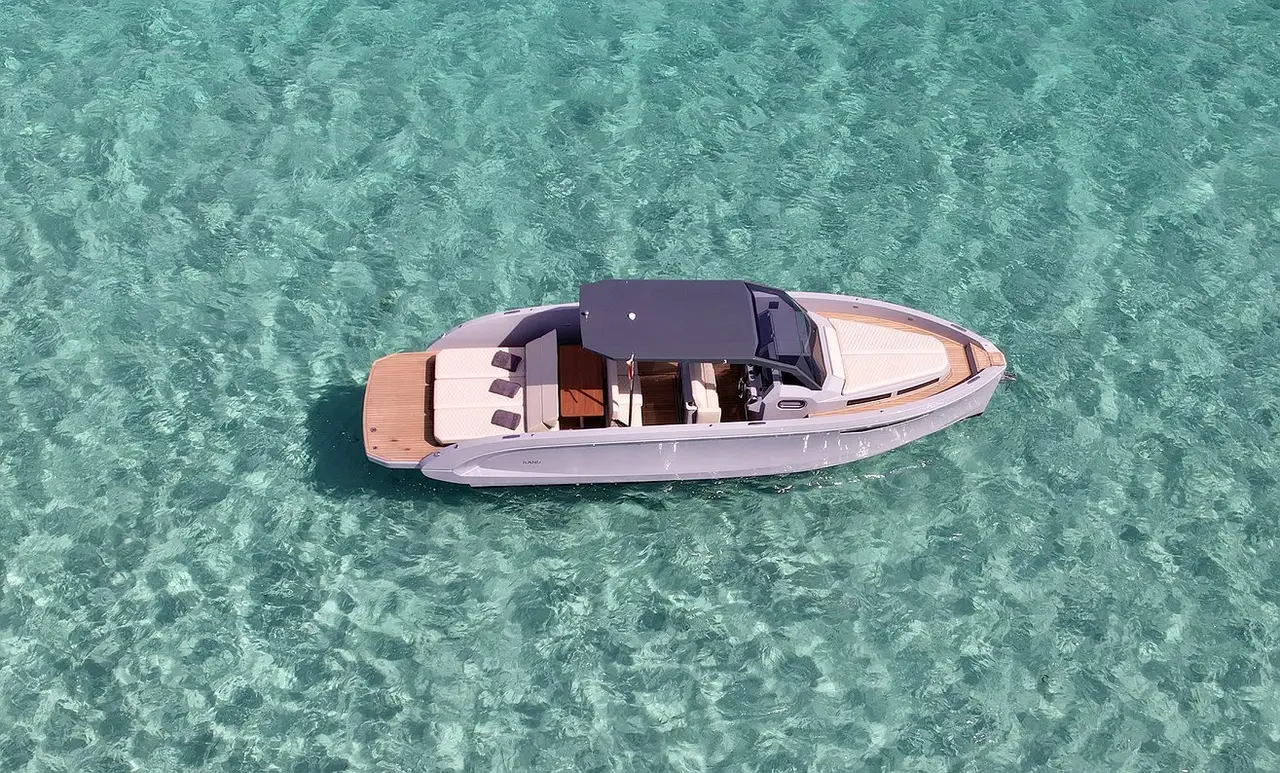 Rand Escape 30, cubierta principal — Sardinia Yacht Hire, Cerdeña. Agilidad y espacio para un día entre calas
