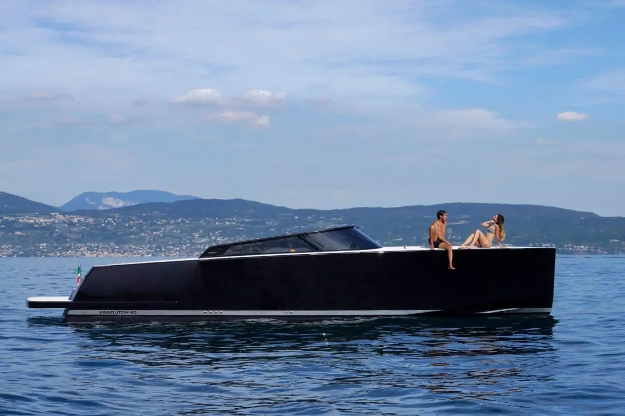 Rand Escape 30, exterior — Sardinia Yacht Hire, Cerdeña. Agilidad y espacio para un día entre calas
