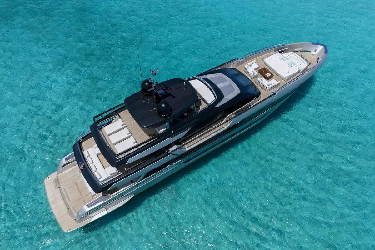 Riva 130, Außenansicht — Sardinia Yacht Hire, Sardinien. Vierzig Meter Komfort mit Kurs Costa Smeralda