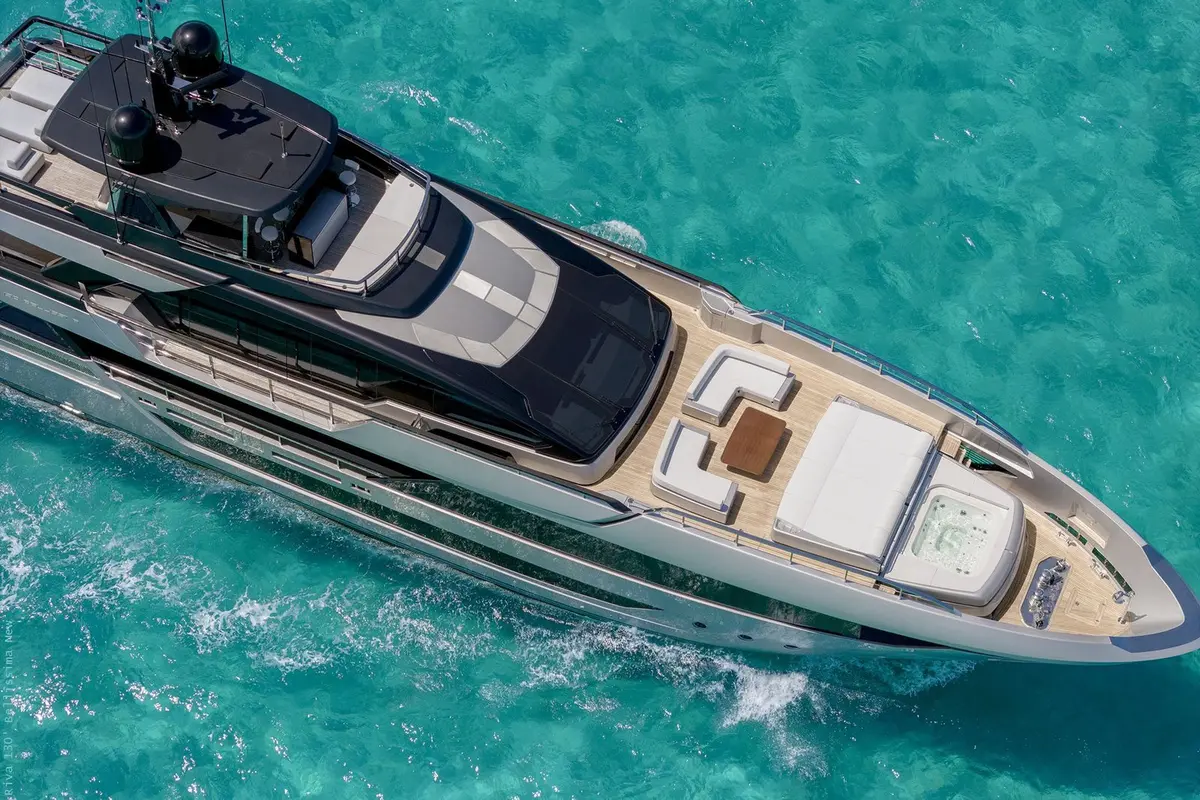 Riva 130, Achterdeck — Sardinia Yacht Hire, Sardinien. Vierzig Meter Komfort mit Kurs Costa Smeralda