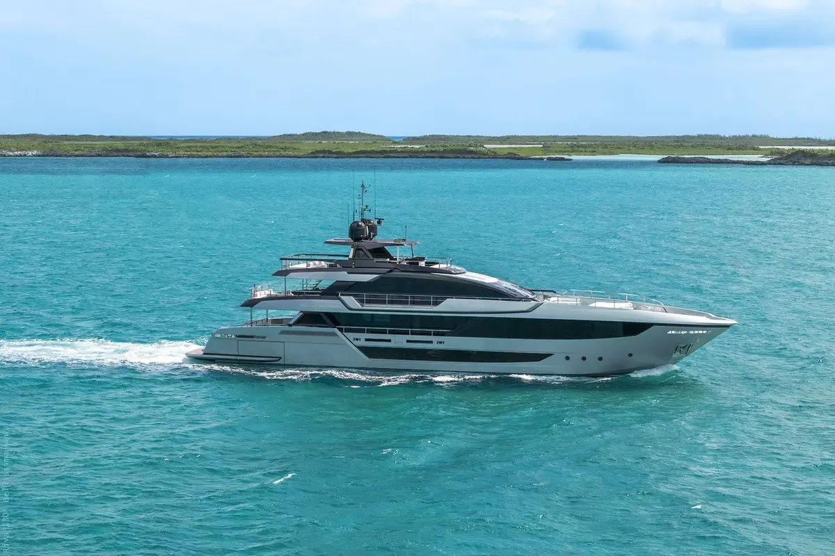 Riva 130, Salon — Sardinia Yacht Hire, Sardinien. Vierzig Meter Komfort mit Kurs Costa Smeralda