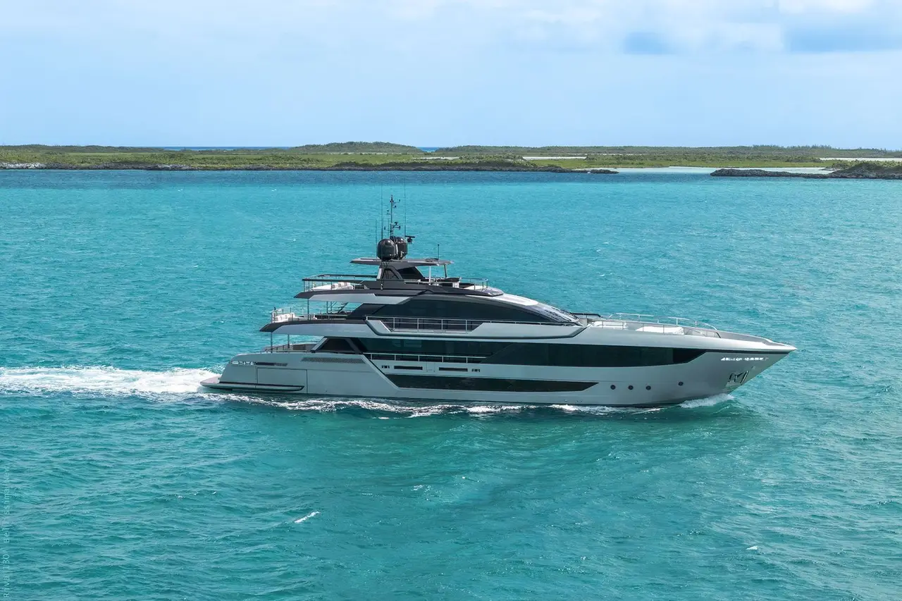 Riva 130, Salon — Sardinia Yacht Hire, Sardinien. Vierzig Meter Komfort mit Kurs Costa Smeralda
