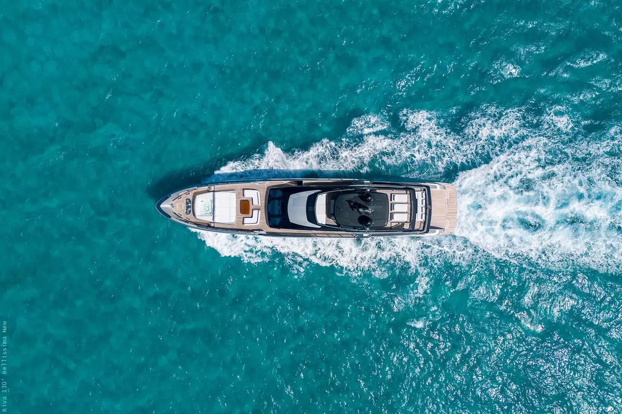Riva 130, Hauptkabine — Sardinia Yacht Hire, Sardinien. Vierzig Meter Komfort mit Kurs Costa Smeralda