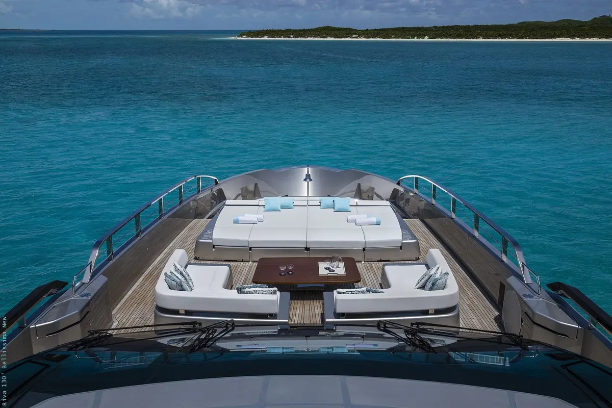 Riva 130, Flybridge — Sardinia Yacht Hire, Sardinien. Vierzig Meter Komfort mit Kurs Costa Smeralda