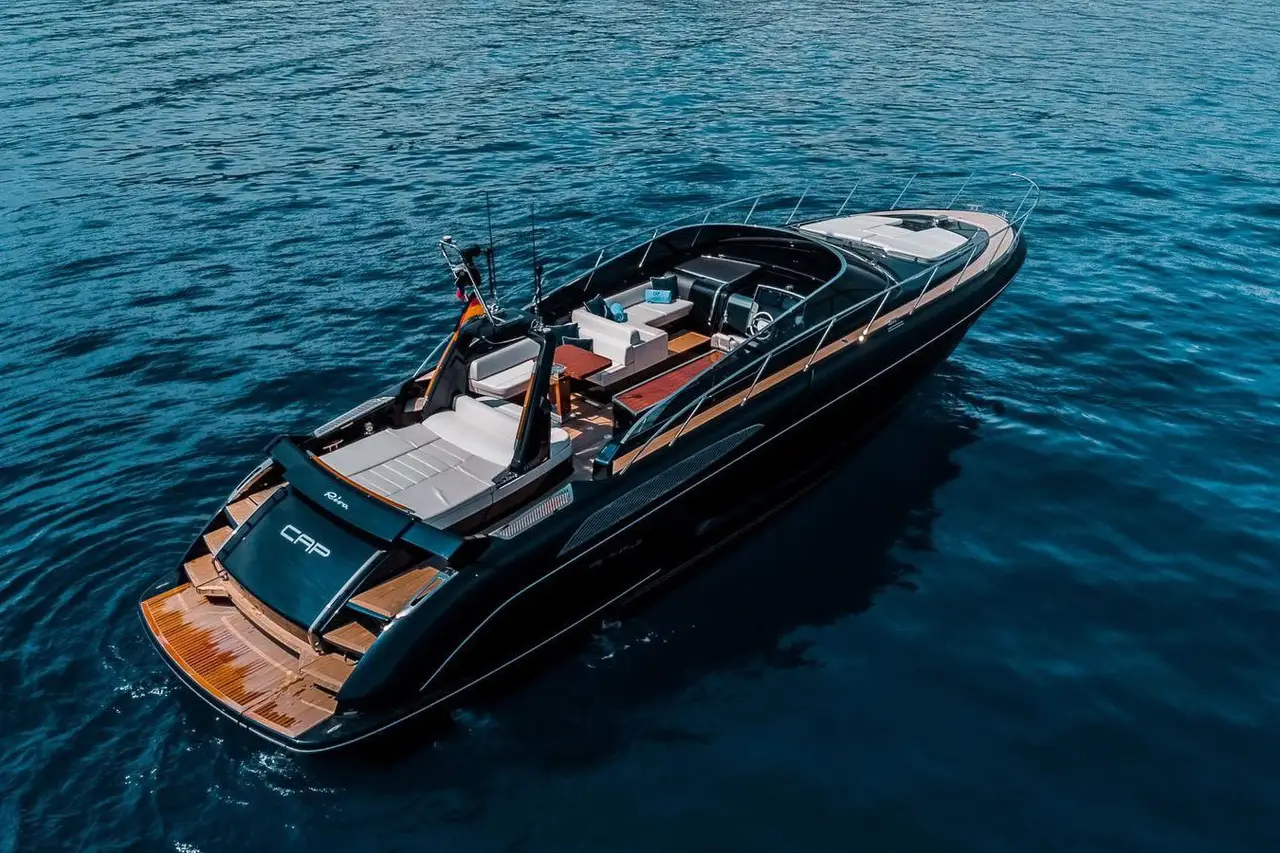 Riva 56 Rivale — Sardinia Yacht Hire, Sardegna. Linee italiane e velocità per uscite di un giorno