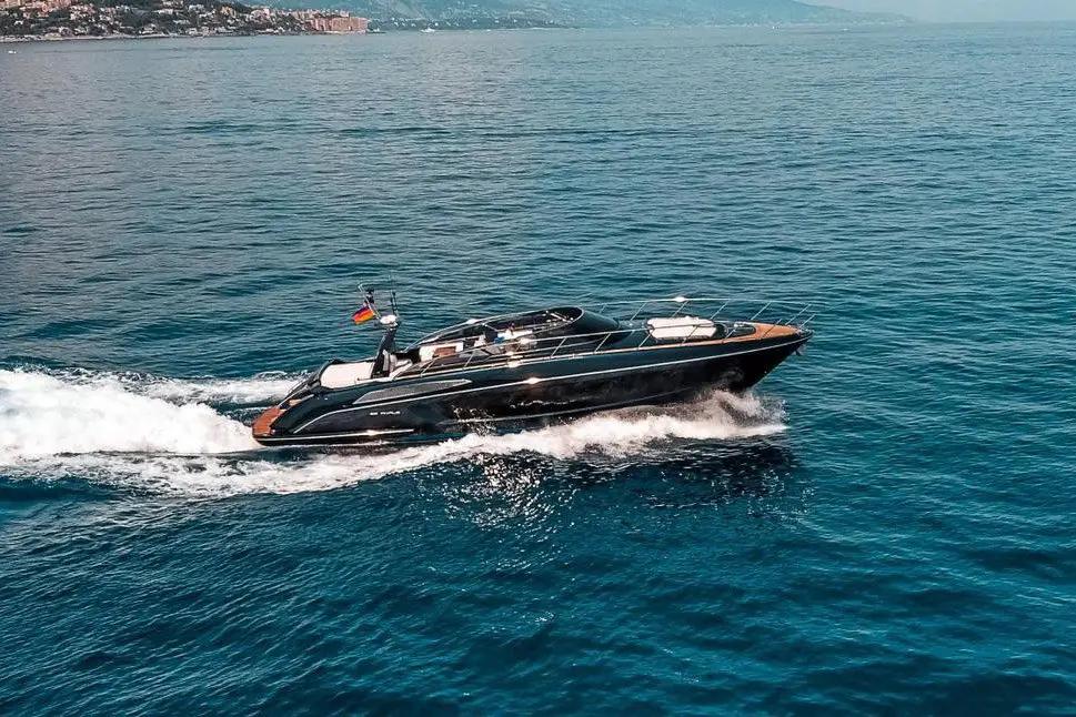 Riva 56 Rivale, esterno — Sardinia Yacht Hire, Sardegna. Linee italiane e velocità per uscite di un giorno