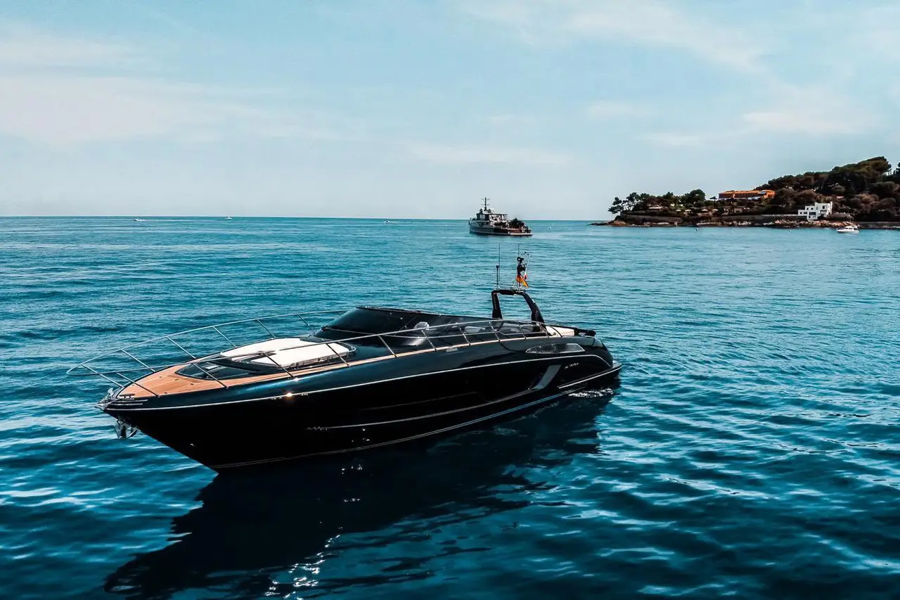 Riva 56 Rivale, ponte di poppa — Sardinia Yacht Hire, Sardegna. Linee italiane e velocità per uscite di un giorno