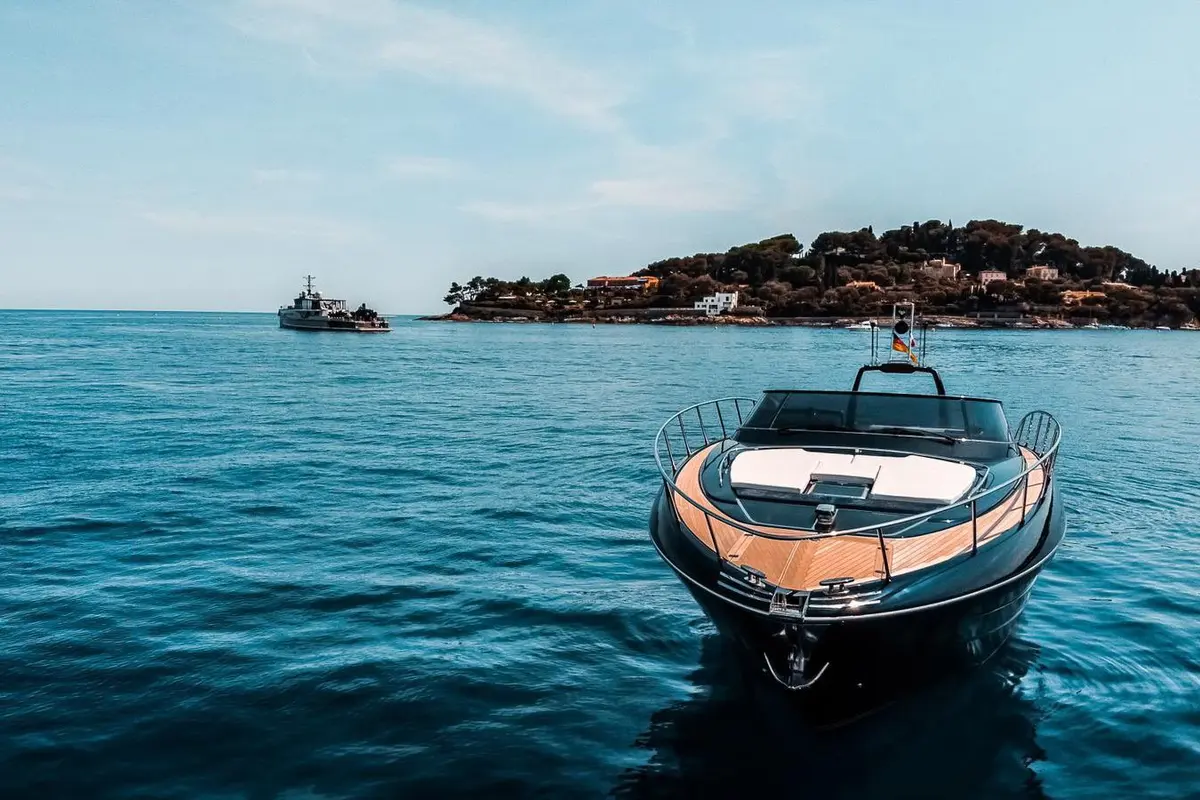Riva 56 Rivale, salon — Sardinia Yacht Hire, Sardegna. Linee italiane e velocità per uscite di un giorno