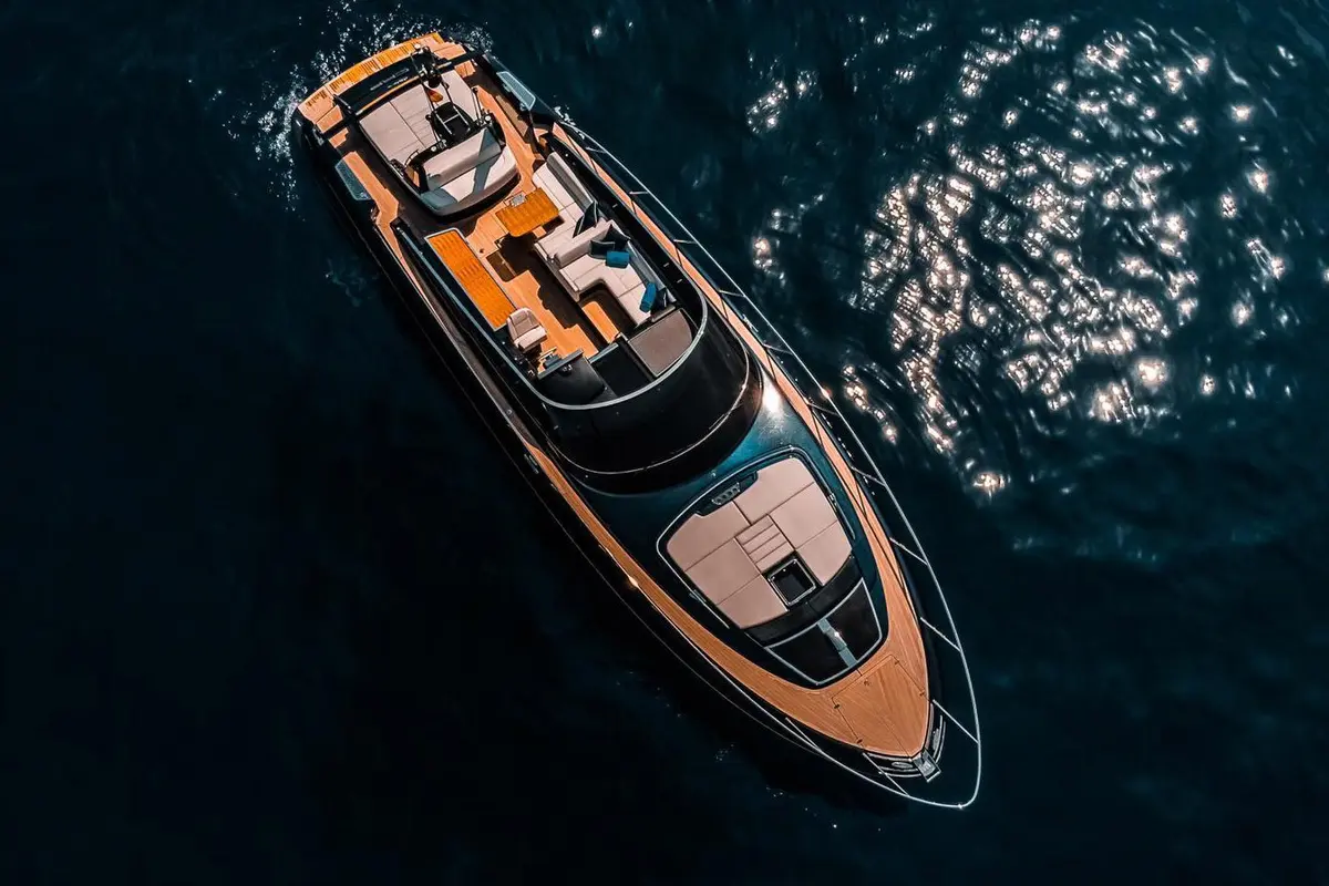 Riva 56 Rivale, cabina principale — Sardinia Yacht Hire, Sardegna. Linee italiane e velocità per uscite di un giorno