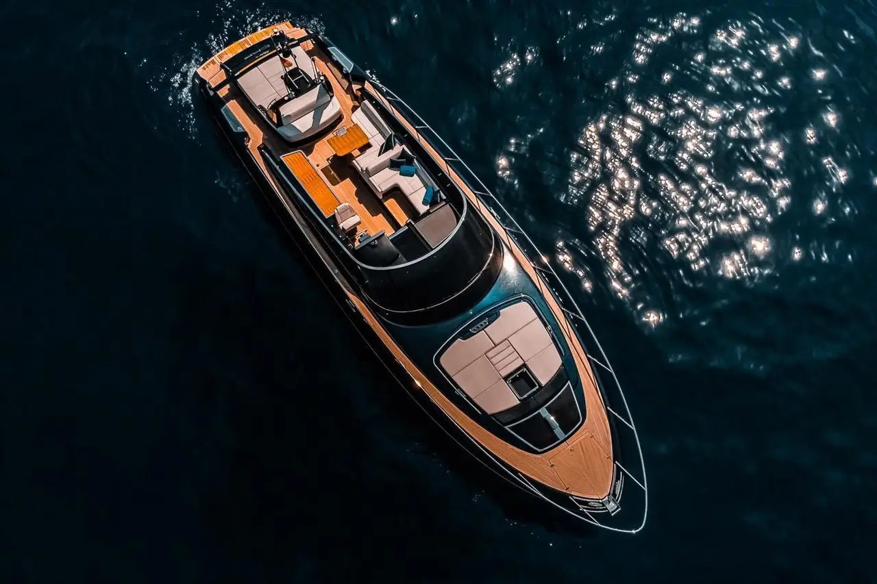 Riva 56 Rivale, cabina principale — Sardinia Yacht Hire, Sardegna. Linee italiane e velocità per uscite di un giorno