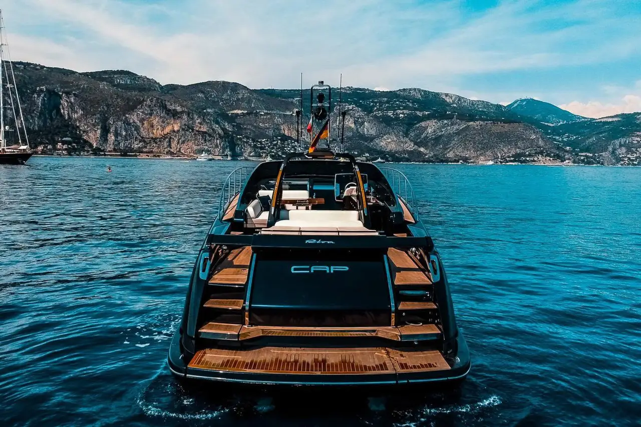 Riva 56 Rivale, flybridge — Sardinia Yacht Hire, Sardegna. Linee italiane e velocità per uscite di un giorno