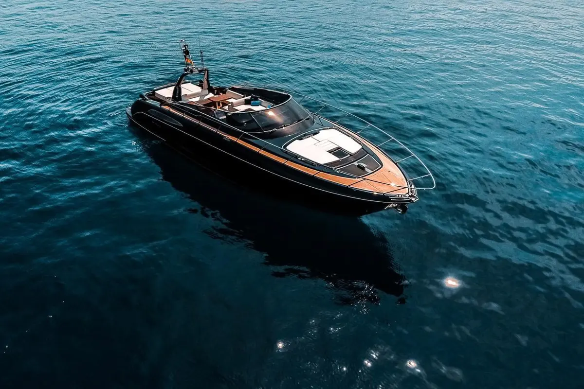 Riva 56 Rivale, esterno — Sardinia Yacht Hire, Sardegna. Linee italiane e velocità per uscite di un giorno