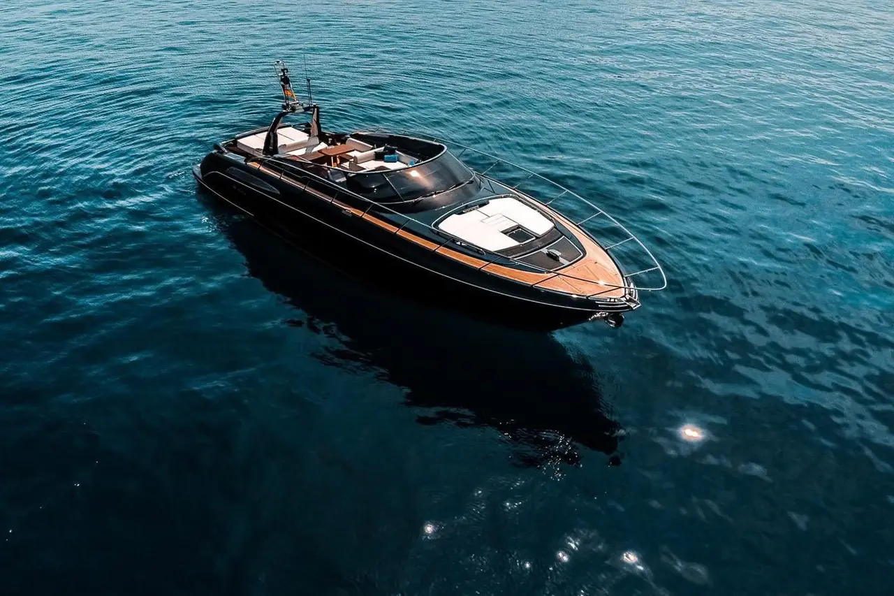 Riva 56 Rivale, esterno — Sardinia Yacht Hire, Sardegna. Linee italiane e velocità per uscite di un giorno