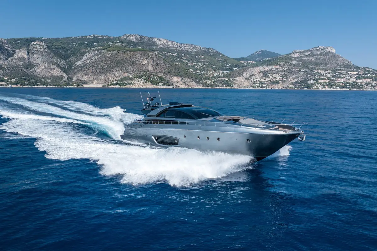 Riva 86 Domino — Sardinia Yacht Hire, Sardinien. Elegante Linien, ruhige Buchten an der Costa Smeralda
